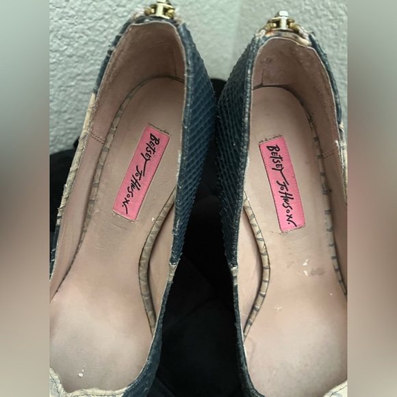 Betsey Johnson Pumps closed toe - Picture 4 of 7